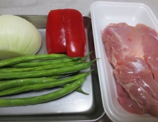 鶏肉と玉ねぎのナポリタン風　材料野菜と鶏肉