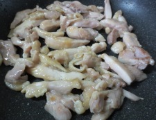 鶏肉と玉ねぎのナポリタン風　調理①