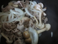 牛肉と玉ねぎの炒め煮　調理①