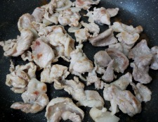 豚肉とキャベツの胡麻味噌炒め　調理①
