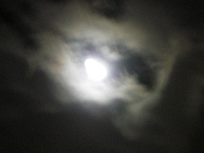 雲の切れ間の月