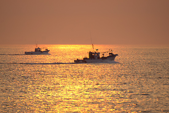 夕陽と漁船